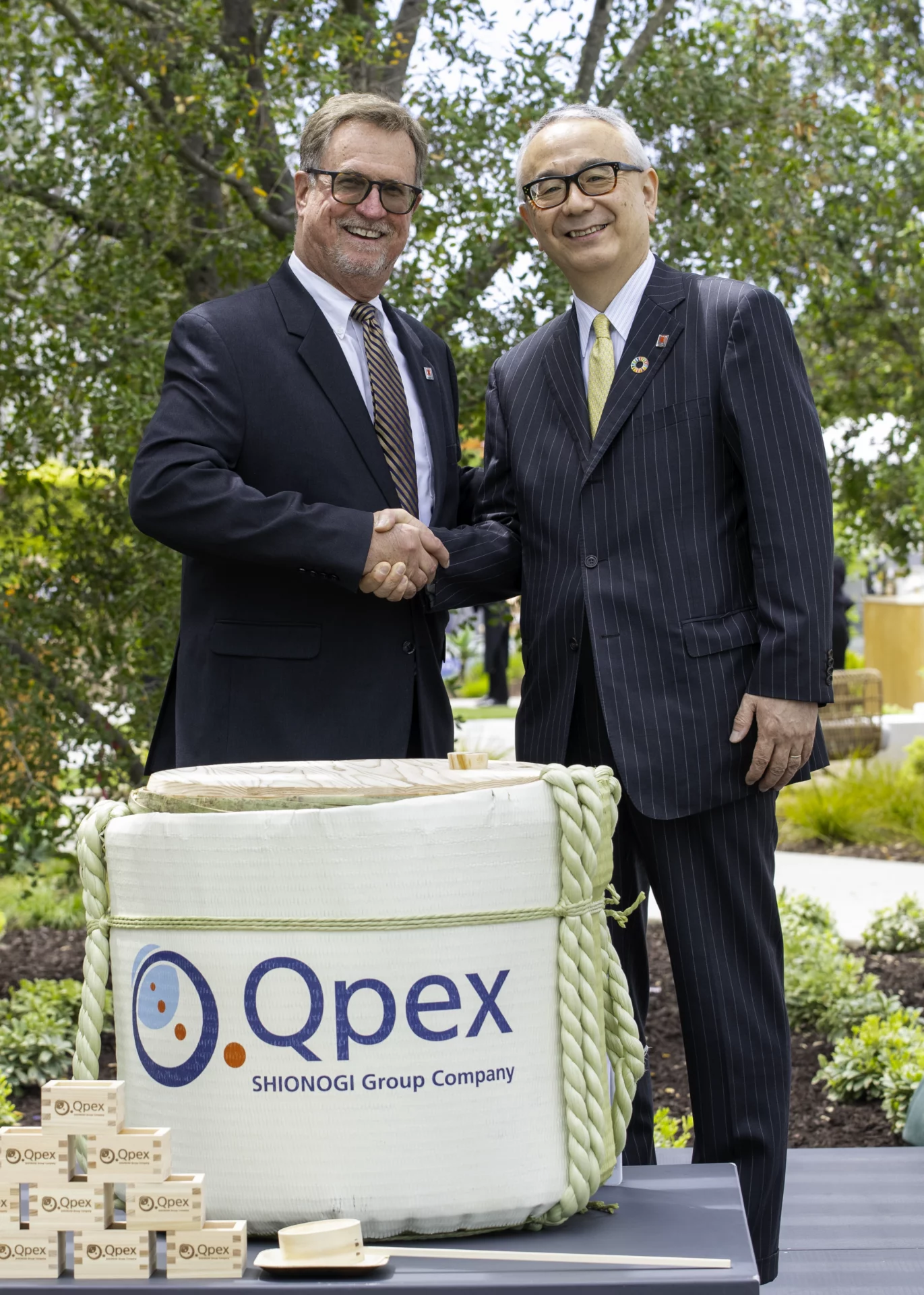 Isao Teshirogi, Ph.D., representative director, president and CEO, Shionogi & Co., Ltd. and Michael N. Dudley, Pharm.D., president and CEO, Qpex Biopharma, Inc. shaking hands.