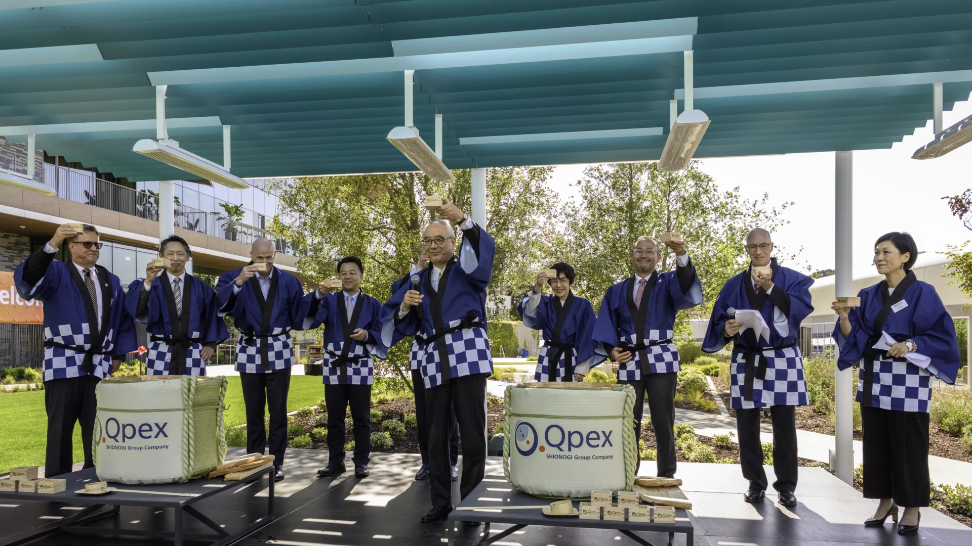Shionogi’s global executive leadership, alongside U.S. scientific, clinical and biotech leaders, as well as elected officials celebrate the formal opening of our discovery laboratory in San Diego with a traditional kagami-biraki ceremony.