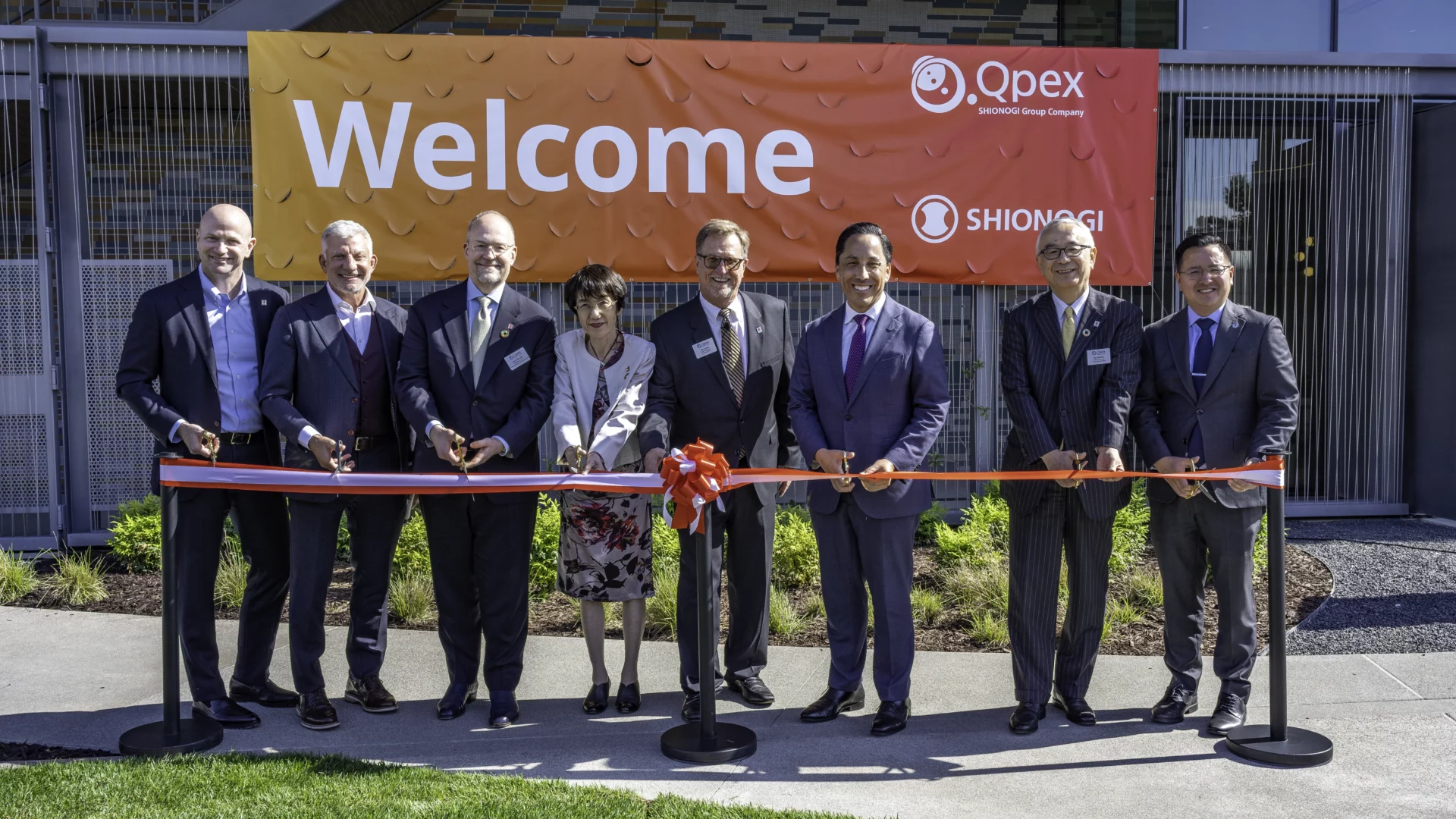 Shionogi’s global executive leadership, alongside U.S. scientific, clinical and biotech leaders, as well as elected officials celebrate the formal opening of our discovery laboratory in San Diego with a ribbon cutting ceremony.
